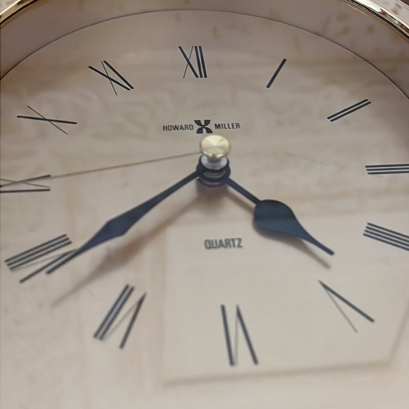 Howard Miller Quartz mantle desk clock - Picture 9 of 12